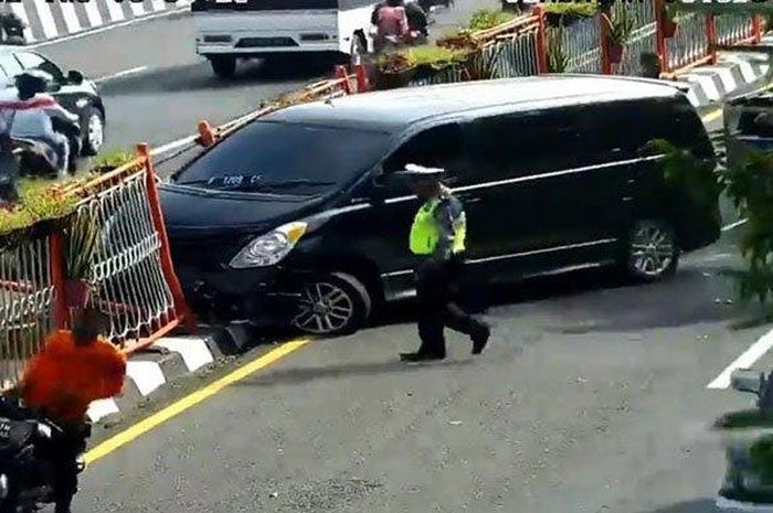 Hyundai H-1 yang diduga dikendarai polisi menabrak pembatas Jalan Wonokromo, Surabaya, Selasa (21/6/2022)