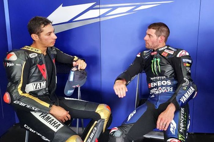 Toprak Razgatlioglu (kiri) menjalani tes MotoGP bersama Yamaha dikawal Cal Crutchlow di sirkuit Aragon, Spanyol (21/6). 
