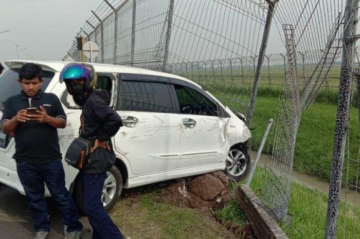 Toyota Avanza babak belur jebol pagar Bandara Soekarno-Hatta usai terjang empat pemotor