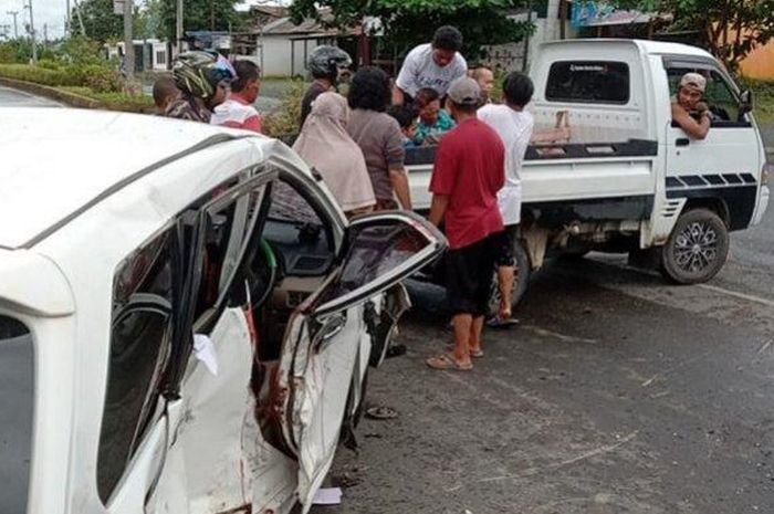 Bodi kanan Toyota Avanza melengkung usai ditusuk kencang Mitsubishi Strada di Batulicin, Tanah Bumbu, Kalsel, hingga sebabkan Kabid Rehabilitasi dan Rekonstruksi BPBD tewas