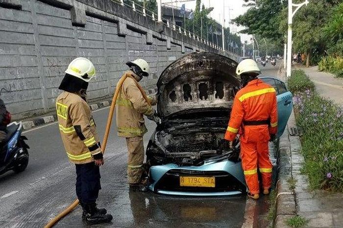 Taksi Toyota Limo milik PT Blue Bird terbakar usai bagian mesin meledak di depan Universitas Kwik Kia Gie, Tanjung Priok, Jakarta Utara