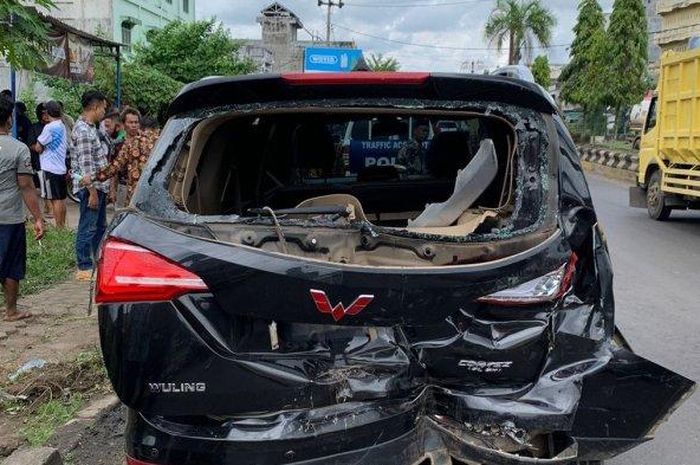 Kondisi Wuling Cortez dinas milik Camat Maro Sebo, Muara Jambi ringsek parah usai ditabrak truk batu bara