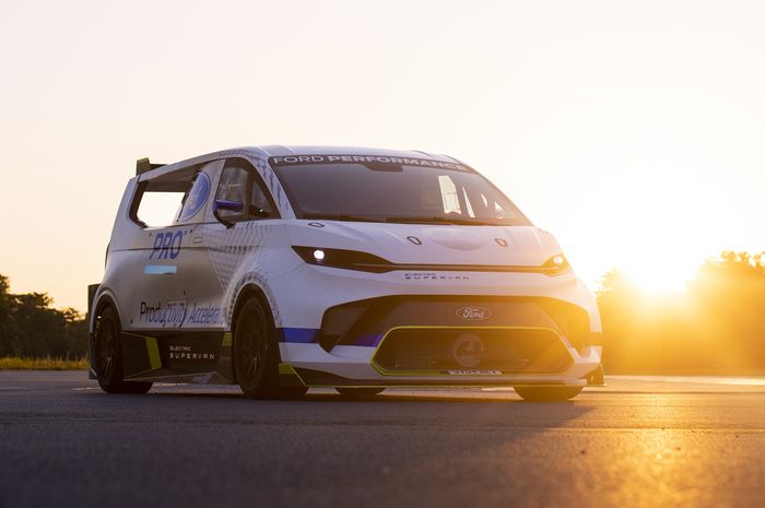 Ford menampilkan mobil listrik Ford Pro Electric SuperVan di Goodwood Festival of Speed.