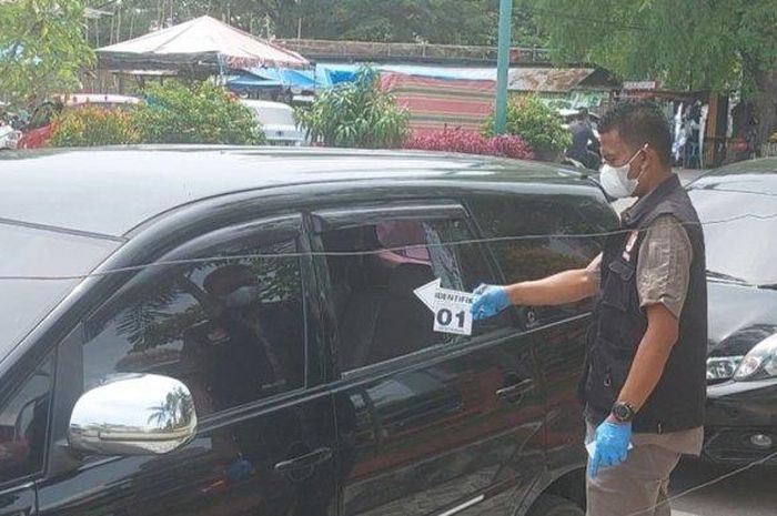 Olah TKP usai kaca kiri Toyota Kijang Innova dipecah maling yang menggondol uang tunai Rp 320 juta di dalam kabin di Bireuen, Aceh