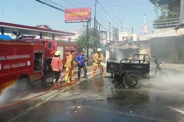 Kebakaran Viar Karya yang terjadi di SPBU Jalan Merdeka, Kota Pekalongan, Kamis (23/06/2022).