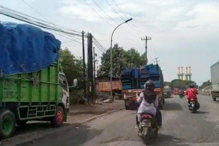 Ilustrasi truk parkir liar di Semarang, Jawa Tengah.