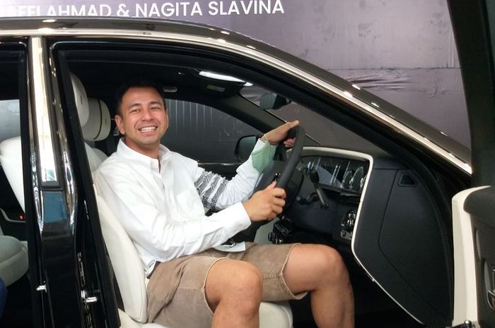 Raffi Ahmad saat proses serah terima Rolls-Royce Phantom miliknya, pada Minggu (19/06/2022).