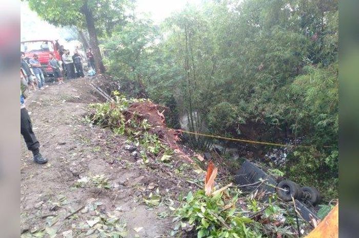 Bus pariwisata asal Sumedang tujuan Pangandaran masuk jurang di Jalan Raya Rajapolah, Kabupaten Tasikmalaya, Sabtu (25/6/2022) dini hari. Tiga orang meninggal dunia dalam kecelakaan ini. 