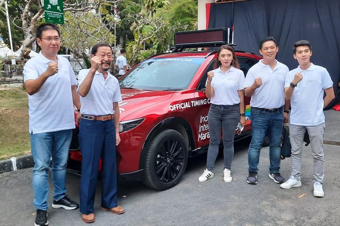 Ricky Thio Managing director Mazda Eurokars , Advisor Technical Director IIM Manabu Tanaka dan tim Mazda Bali. Tanaka san merupakan founder Tokyo Marathon.
