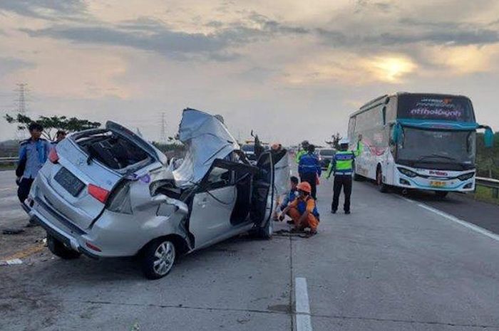 Kondisi Toyota Avanza pecah ban dan menabrak pembatas tengah jalan Tol Trans Jawa, Jumat (24/6/2022) 