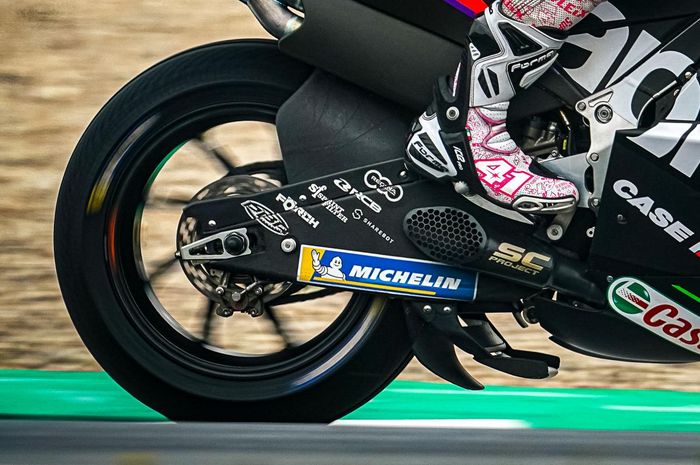 Terlihat ada dua spoiler belakang dengan fungsing yang berbeda di motor Aleix Espargaro. Ia pun dijatuhi penalti usai dua sesi latihan MotoGP Belanda. 