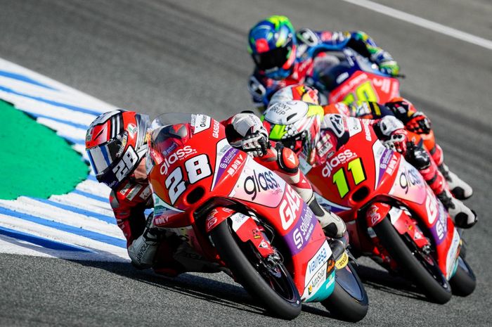 Izan Guevara (kiri) nomor # 28 dan Sergio Garcia (kanan) nomor #11, duo GASGAS Aspar Team puncaki klasemen sementara
