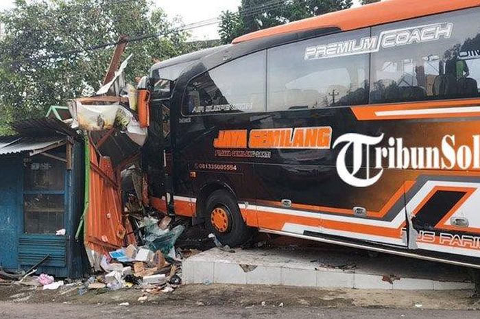 Kondisi bus pariwisata Jaya Gemilang yang menabrak warung dan gedung inventaris RT di Desa Kalisoro, Kecamatan Tawangmangu, Kabupaten Karanganyar, Sabtu (25/6/2022).  