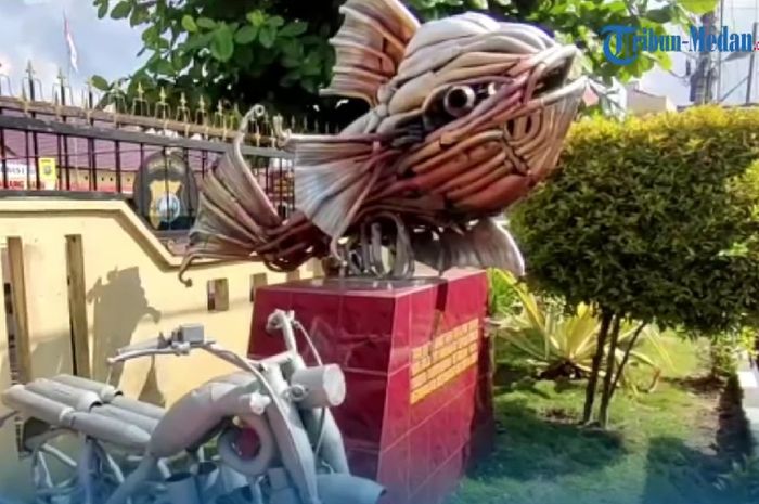 Ratusan knalpot brong sitaan dimanfaatkan Polres Tanjung Balai buat bikin tugu ikan dan motor nih.