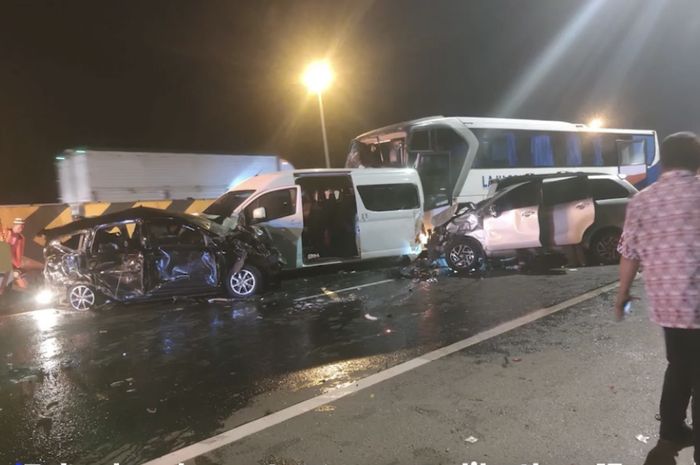 Polisi mengungkap kondisi bus Laju Prima sebelum menabrak kendaraan di tol Cipularang. Pantas korban kecelakaan alami luka parah.