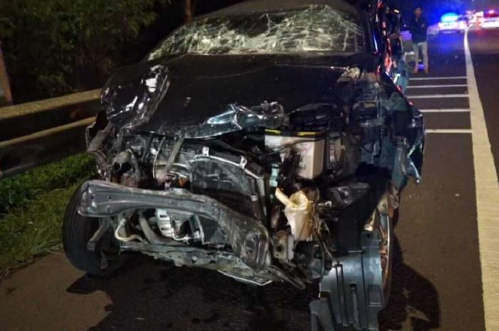 Salah satu kendaraan rusak berat akibat kecelakaan beruntun di kilometer 92 tol Cipularang, Purwakarta, Minggu (26/6/2022) malam.