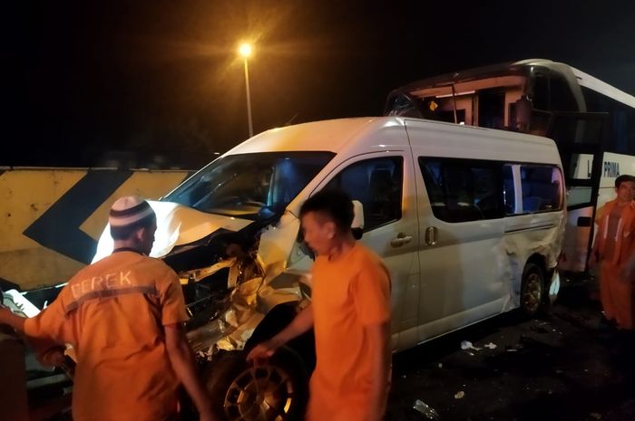 Laka beruntun di Tol Cipularang