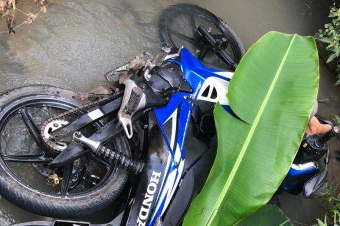 Pengendara Honda Supra 125 terobos lampu merah, tabrak tembok dan berakhir masuk sungai