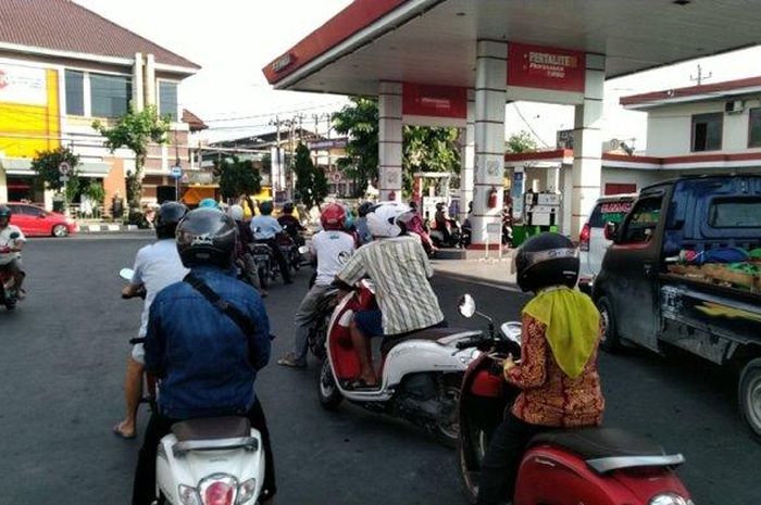 Pengendara sepeda motor mengantre pertalite di SPBU&lrm; Matahari Kabupaten Kudus belum lama ini atau sebelum dikenakan sanksi karena melanggar aturan dalam distribusi pertalite. 