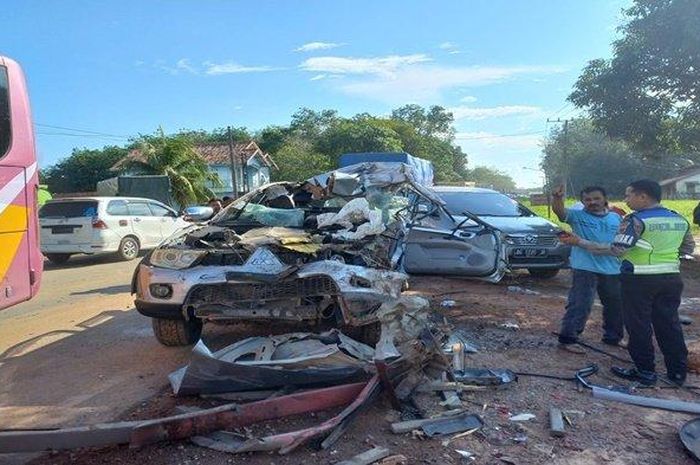 Mitsubishi Pajero Sport remuk usai diundul Innova dan berakhir hajar truk parkir