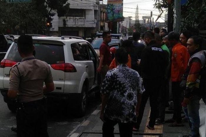 Suasana lokasi aksi kriminalitas berupa pecah kaca yang menimpa mobil Pajero Sport di Jalan Otista, Kota Tasikmalaya, Selasa (28/6/2022). 