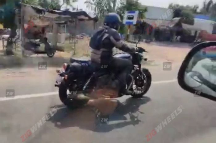 Royal Enfield Shotgun 650 terjepret kamera saat di tes di jalan raya 