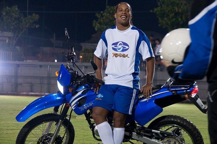 Enggak disangka, ternyata Ronaldinho pernah jadi bintang iklan motor trail, begini aksinya.