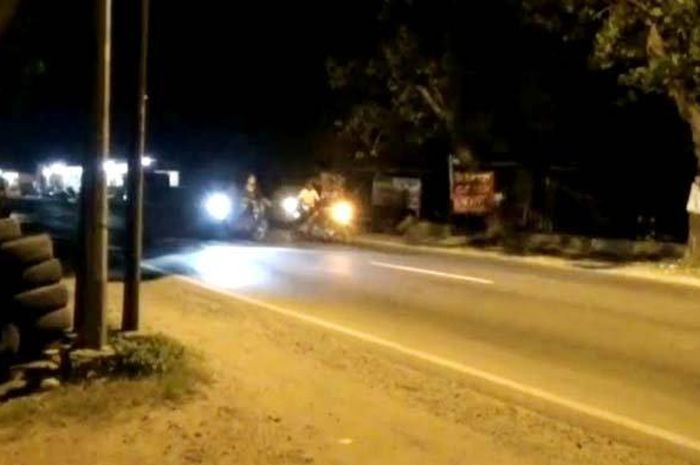 Kondisi jalan raya Palang-Tuban yang sepi di malam hari, rawan aksi pembegalan.