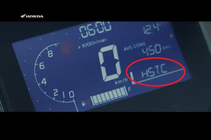 Panel instrumen digital Honda ADV 160, terdapat informasi fitur HSTC (Honda Selectable Torque Control).