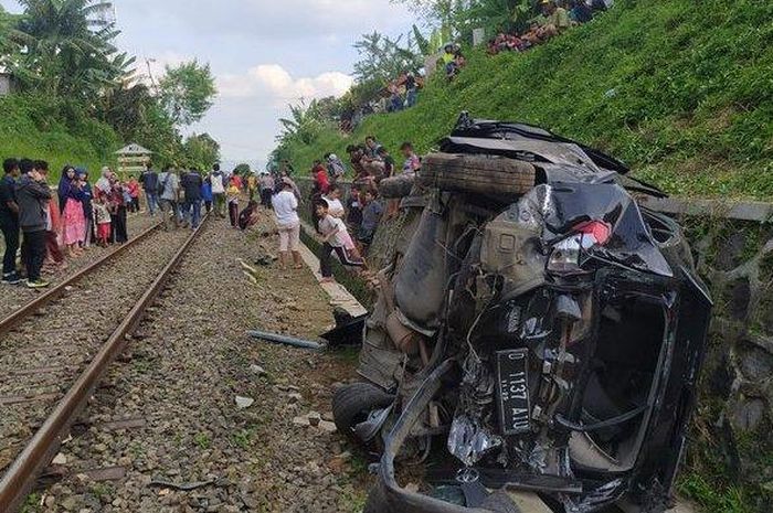 Toyota Calya ringsek tertabrak kereta api dan terseret hingga 200 meter di Kampung Cibodas Desa Sirnagalih, Kecamatan Cilaku, Kabupaten Cianjur, Rabu (29/6/2022). Dua penumpang mobil luka berat di bagian kaki. 