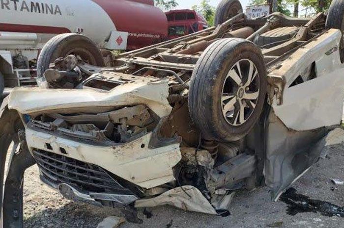 Polisi saat olah TKP kecelakaan yang menyebabkan nyawa anggota melayang di Jl. Soko-Parengan, Desa Pandanagung, Kecamatan Soko, Jumat (1/7/2022).  