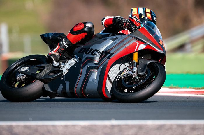 Ducati V21L akan digunakan pada kompetisi balap motor listrik MotoE pada tahun 2023. Kini sedang menjalani tes uji coba. 