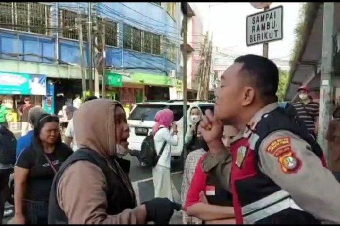 Rekaman video mahasiswi ngamuk karen tak terima ditegur Polisi setelah tepergok kendarai motor lawan arah di kolong flyover Kampung Melayu, Jatinegara, Jakarta Timur
