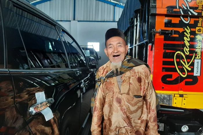 Mbah Kerto, miliarder asal Desa Ranupane, Kecamatan Senduro, Kabupaten Lumajang, Jawa Timur, saat menuju mobilnya, Jumat (1/7/2022)