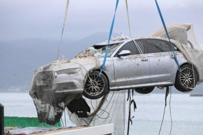 Satu keluarga hilang asal Korea Selatan ditemukan meninggal dunia karena tenggelam bersama Audi A4.