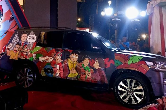 Mobil dinas Wali Kota Medan Bobby Nasution yang dicorat-coret para seniman dipamerkan di halaman kantornya, Kamis (30/6/2022) malam