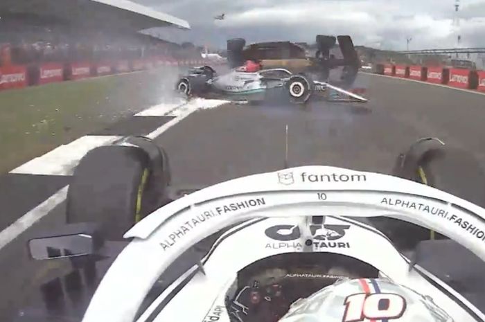 Crash parah Guanyu Zhou di awal balapan F1 Inggris 2022