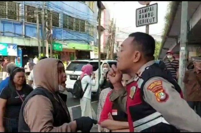 Tangkapan layar rekaman video amatir warga saat mahasiswi HFR memaki Ipda Rano Mardani di kolong Flyover Kampung Melayu, Jatinegara, Jakarta Timur, Kamis (30/6/2022).