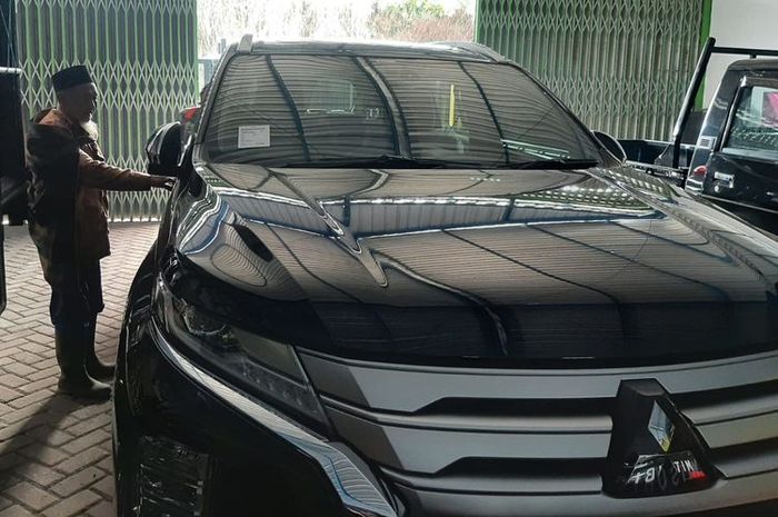 Ini dia sosok kakek yang viral usai membeli Mitsubishi Pajero Sport secara tunai dan uangnya dibawa pakai karung