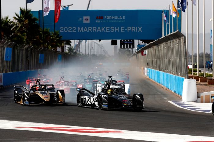 Edoardo Mortara berhasil merengkuh kemenangan di Formula E Marrakesh 2022 setelah menahan gempuran duet DS Techeetah.