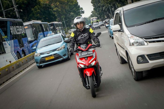 Ternyata ban motor yang sering terjebak macet lebih cepat botak dibanding dipakai turing, ini alasannya.