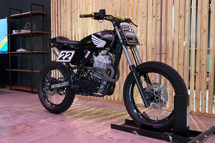 Honda NX650 Dominator bergaya street tracker