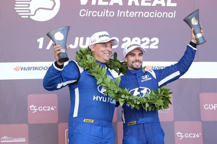 Miguel Oliveira dan Sang Ayah, Paolo Oliveira menangi balap mobil WTCR di Vila Real, Portugal