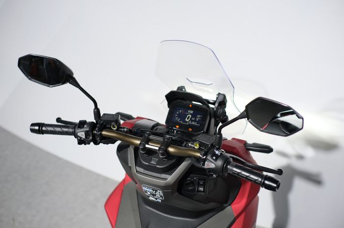 Area setang kemudi ADV 160, kini dibuat lebih pendek