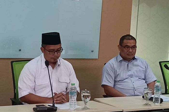 Presiden Aksi Cepat Tanggap (ACT) Ibnu Kahjar (kanan) meminta maaf atas kasus penyelewengan dana donasi, Senin (4/7/2022)