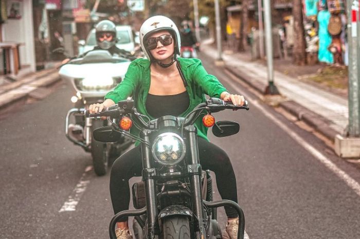 Wika Salim saat naik Harley-Davidson Sprotster saja enggak kalah cantik dibanding saat dirinya liburan di Bali.