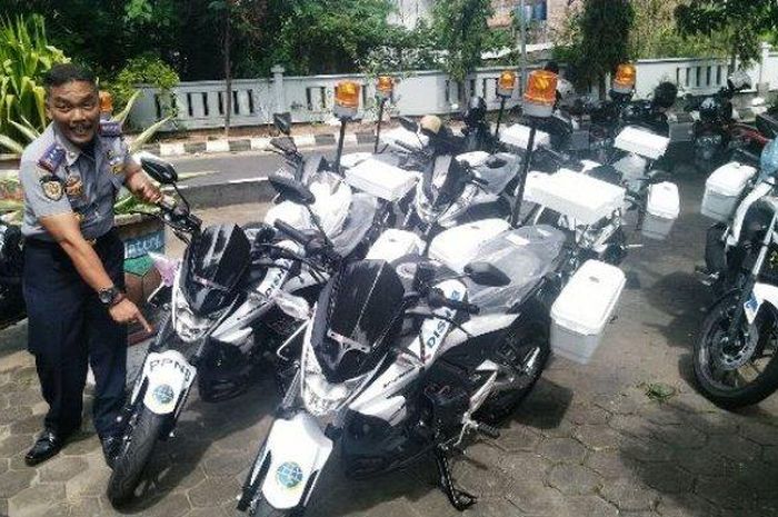 Sekretaris Dishub Kabupaten Kudus, Putut Sri Kuncoro menunjukkan sembilan unit Yamaha V-Ixion baru untuk pengawalan Bupati Kudus. 