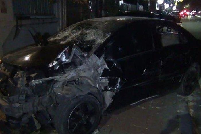 Mobil pengemudi bersenjata api sekaligus pelaku penculikan ringsek usai melawan arus dan menabrak sejumlah motor di kawasan Sunter, Tanjung Priok, Jakarta Utara, Senin (4/7/2022). 