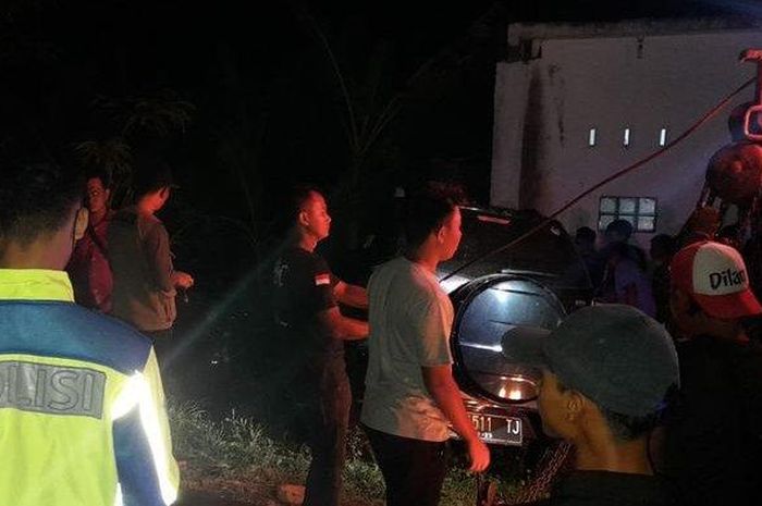 Toyota Rush yang dikemudikan istri Anggota DPRD Ciamis masuk parit usai tabrak pagar rumah warga 