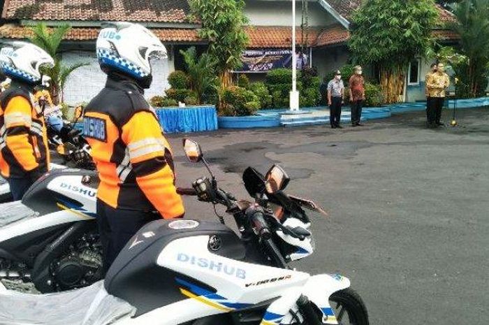 Prihatin karena petugas Dishub kerja pakai kendaraan pribadi, Bupati Kudus menyerahkan motor sport baru untuk operasional.